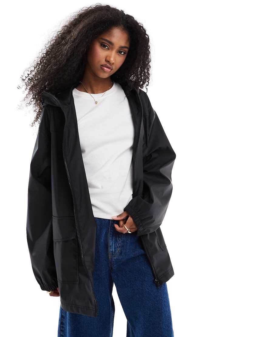 ASOS DESIGN - Gummierter Regenmantel in Schwarz ASOS DESIGN - Gummierter Regenmantel in Schwarz von ASOS DESIGN