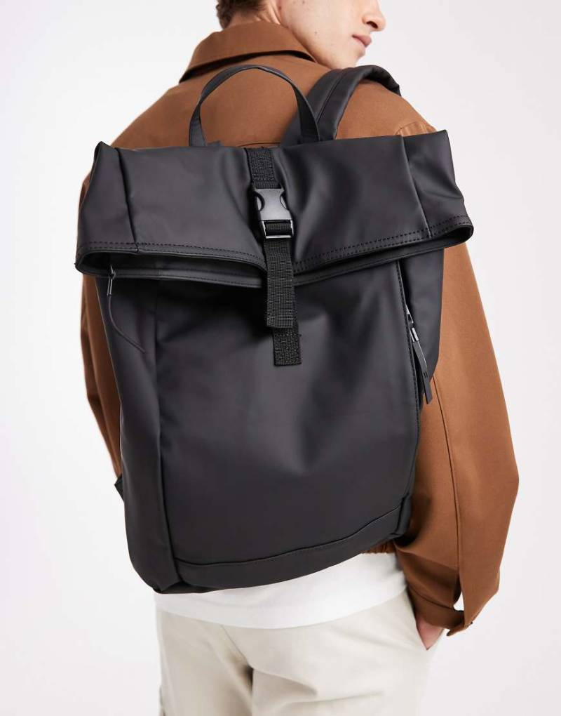 ASOS DESIGN - Gummierter Rucksack in Schwarz mit Rolltop-Verschluss von ASOS DESIGN