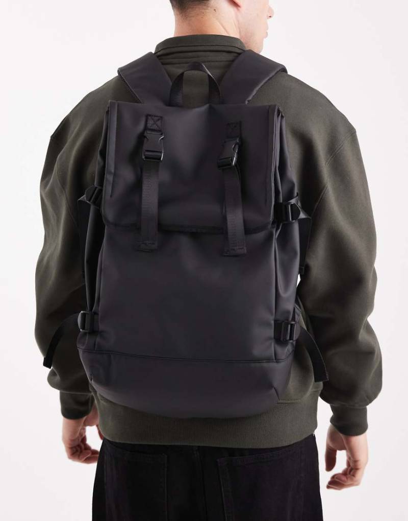 ASOS DESIGN - Gummierter Rucksack in Schwarz mit Rolltop-Verschluss von ASOS DESIGN