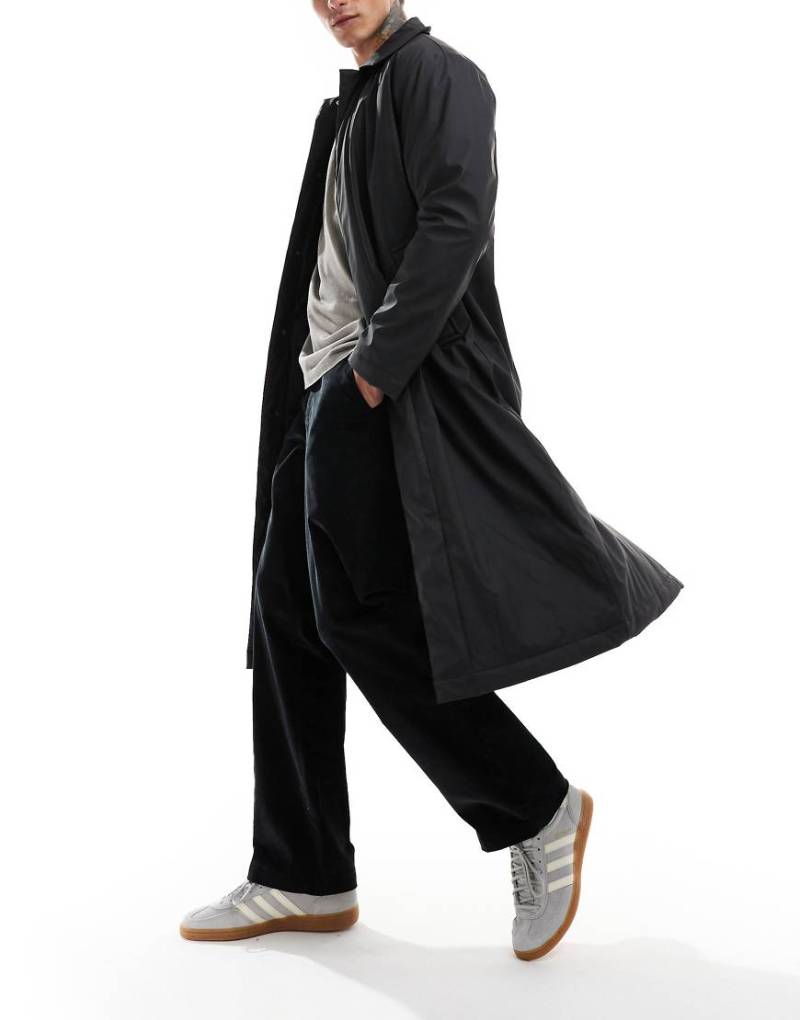 ASOS DESIGN - Gummierter Trenchcoat in Schwarz von ASOS DESIGN