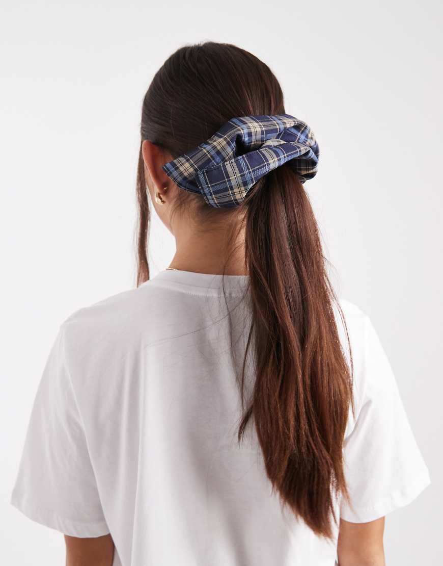 ASOS DESIGN - Haargummi mit Tuchoptik und Schottenkaromuster in Blau ASOS DESIGN - Haargummi mit Tuchoptik und Schottenkaromuster in Blau von ASOS DESIGN