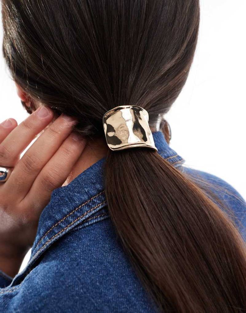 ASOS DESIGN - Haargummi mit goldfarbener Manschette in gehämmerter Optik von ASOS DESIGN