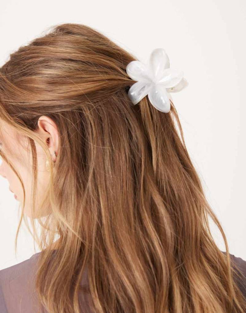 ASOS DESIGN - Haarklammer im Hibiskus-Design in Weiß von ASOS DESIGN