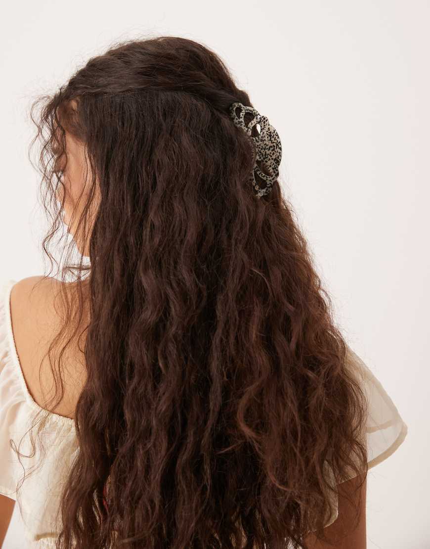 ASOS DESIGN - Haarklammer in Weiß mit abstraktem Animalprint von ASOS DESIGN