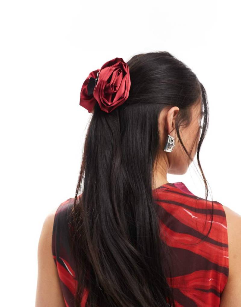 ASOS DESIGN - Haarklammer mit Ansteckblumen in Rot von ASOS DESIGN