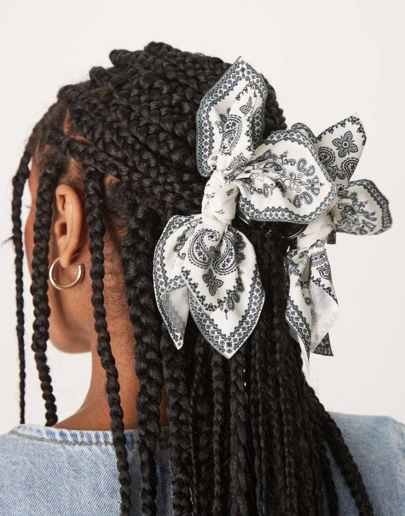 ASOS DESIGN - Haarklammer mit Stoff in Bandana-Optik-Bunt von ASOS DESIGN