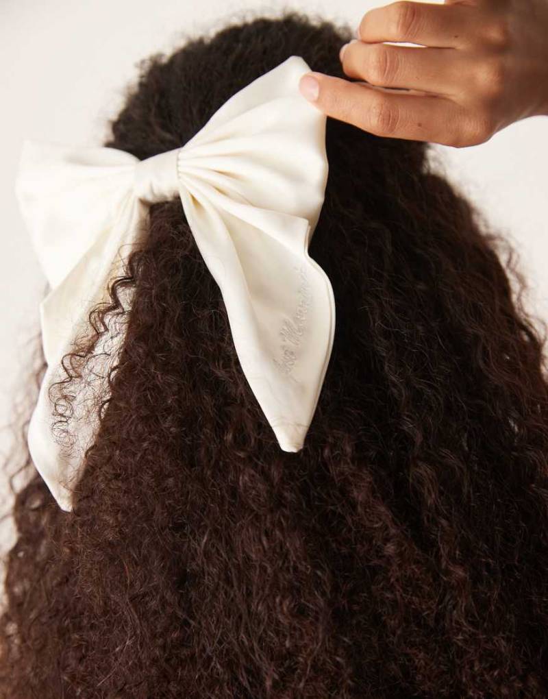 ASOS DESIGN - Haarschleife in Elfenbein mit aufgesticktem Just-Married-Detail-Weiß von ASOS DESIGN