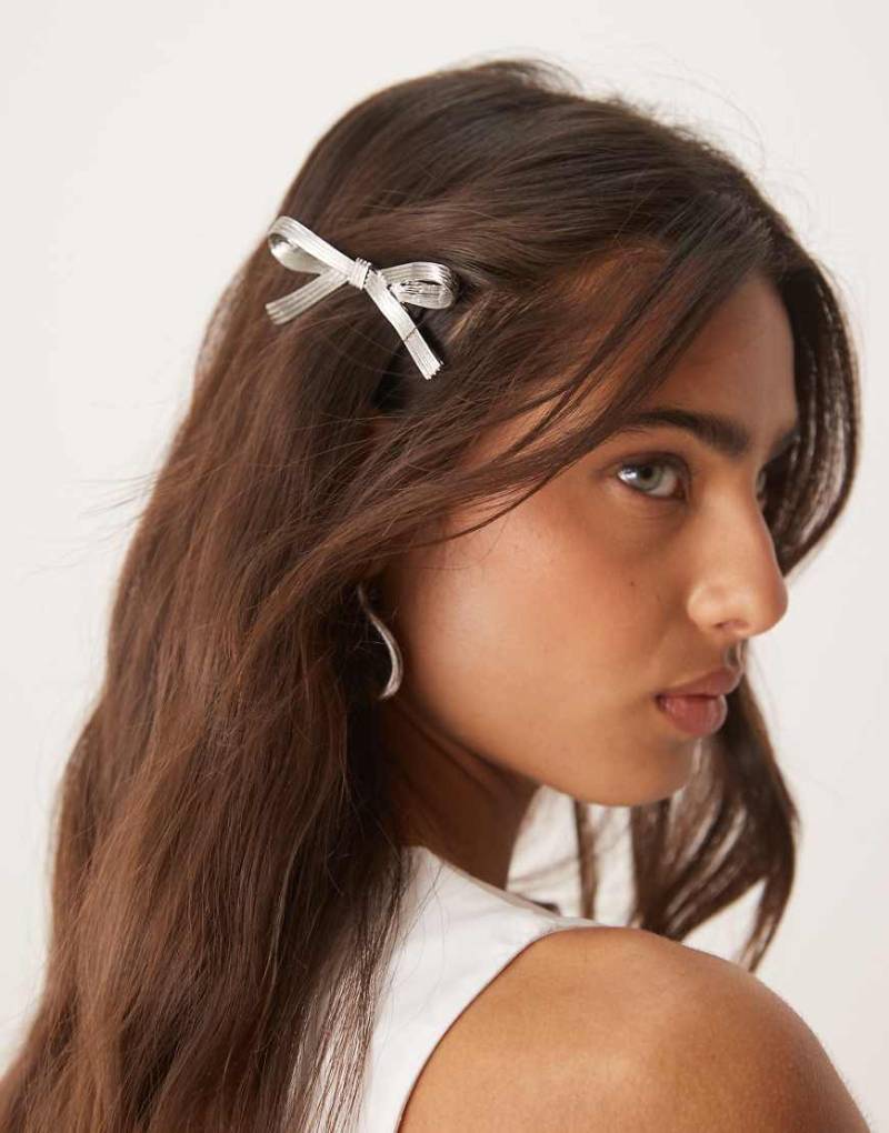 ASOS DESIGN - Haarspange in Silber-Optik mit Schleifendesign von ASOS DESIGN