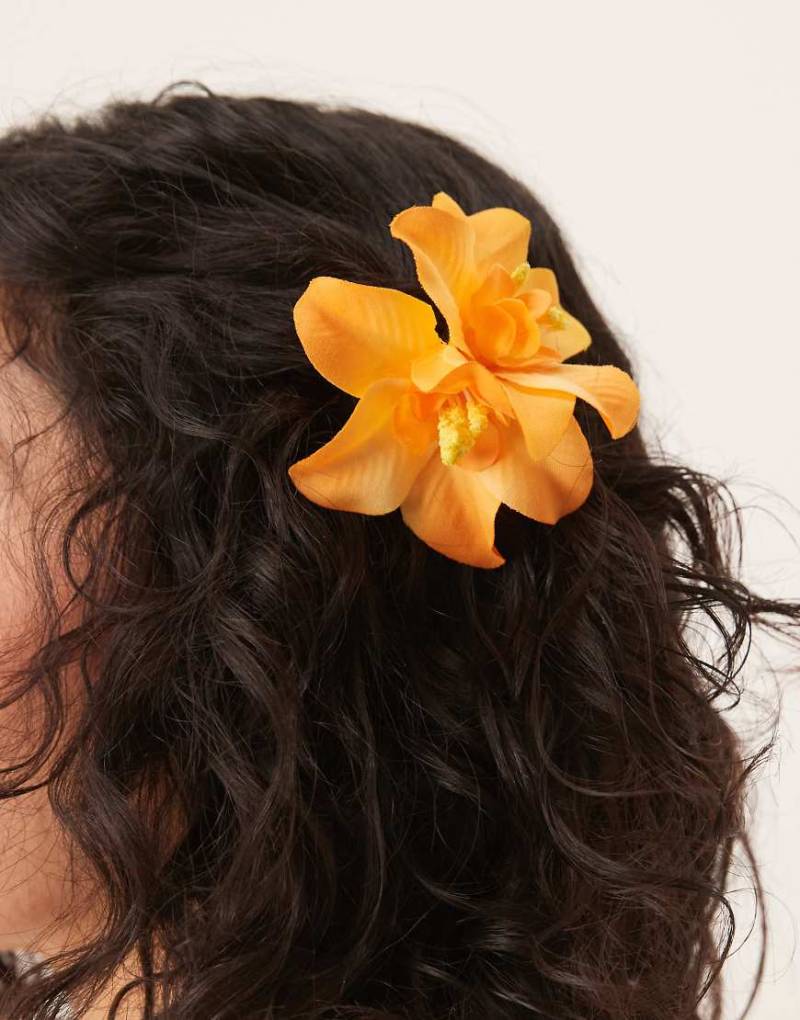 ASOS DESIGN - Haarspange mit Kunstblumen-Design in Orange von ASOS DESIGN