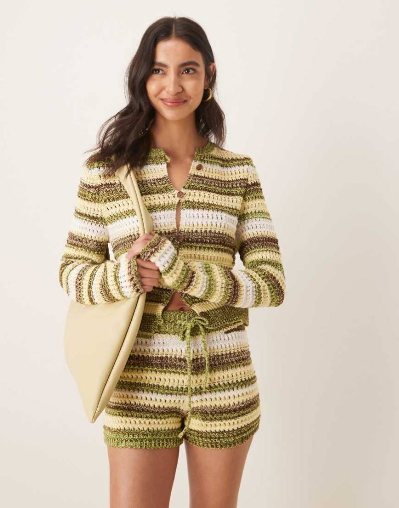 ASOS DESIGN - Häkelstrick-Jacke in Gelb mit bunten Ringel-Streifen, Kombiteil von ASOS DESIGN