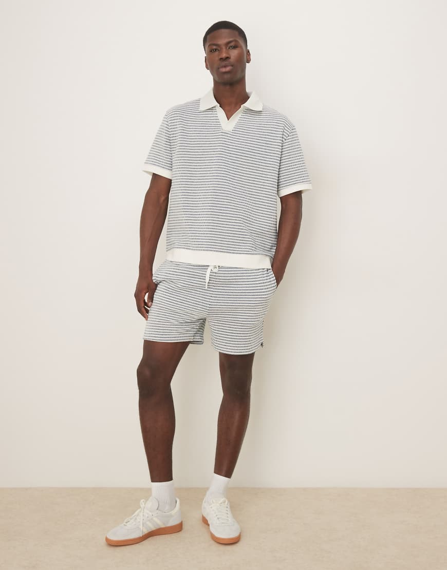 ASOS DESIGN - Häkelstrick-Shorts in neutralem Farbton mit Strukturstreifen, Kombiteil ASOS DESIGN - Häkelstrick-Shorts in neutralem Farbton mit Strukturstreifen, Kombiteil von ASOS DESIGN