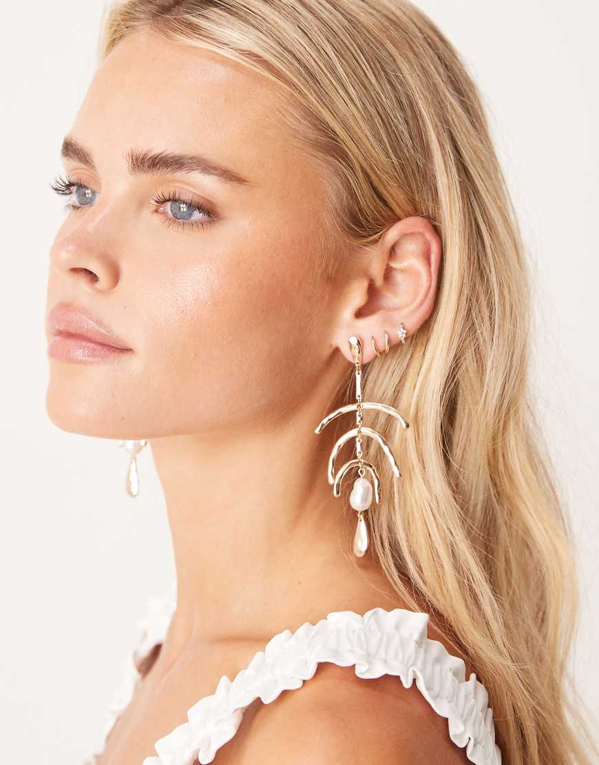 ASOS DESIGN - Hängende Ohrstecker in Goldoptik mit luftiger Form und Zierperlen-Goldfarben ASOS DESIGN - Hängende Ohrstecker in Goldoptik mit luftiger Form und Zierperlen-Goldfarben von ASOS DESIGN