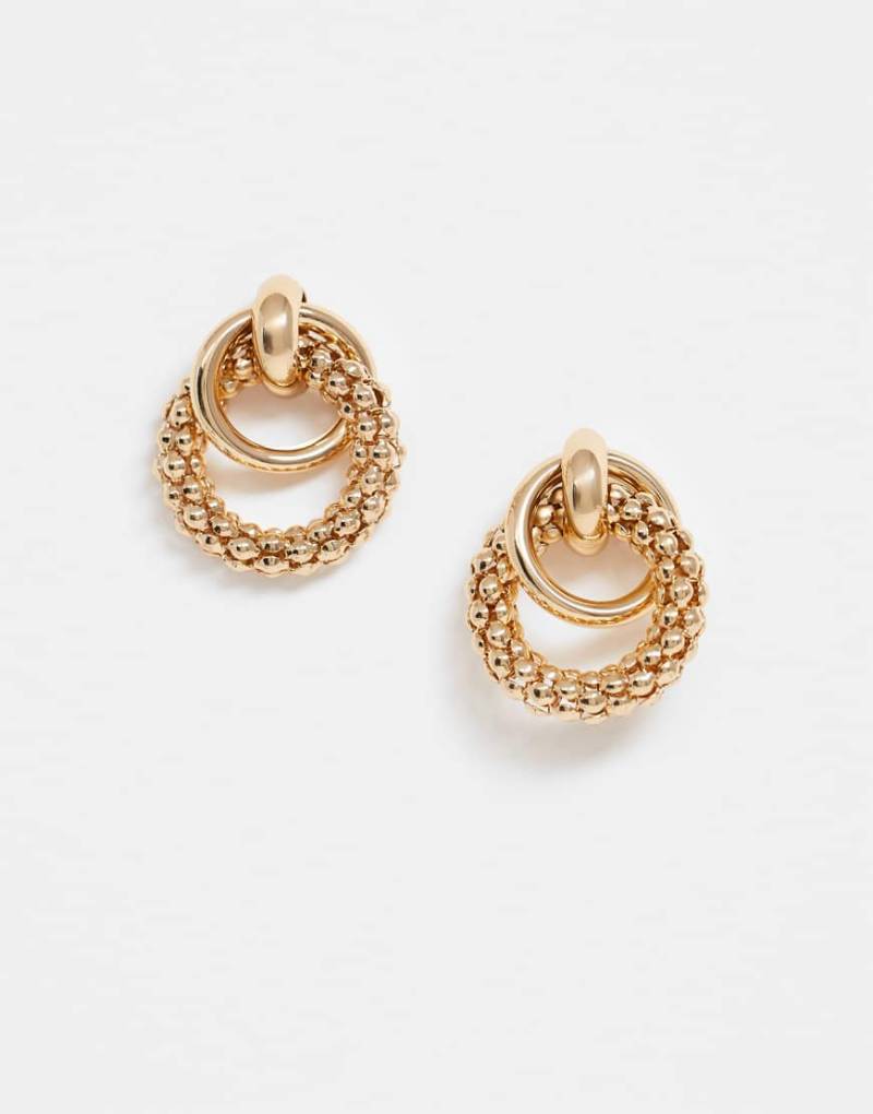 ASOS DESIGN - Goldfarbene Ohrringe mit strukturiertem Türklopferdesign von ASOS DESIGN