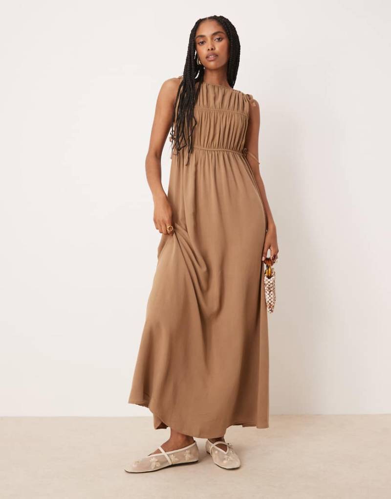 ASOS DESIGN - Hänger-Maxikleid in Steinbeige mit Raffung-Neutral von ASOS DESIGN