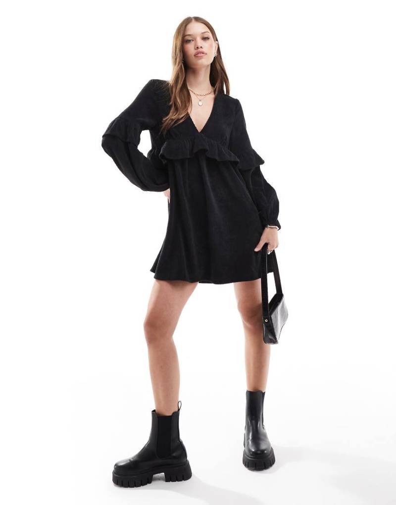 ASOS DESIGN - Hänger-Minikleid aus Cord in Schwarz mit Rüschendetail von ASOS DESIGN