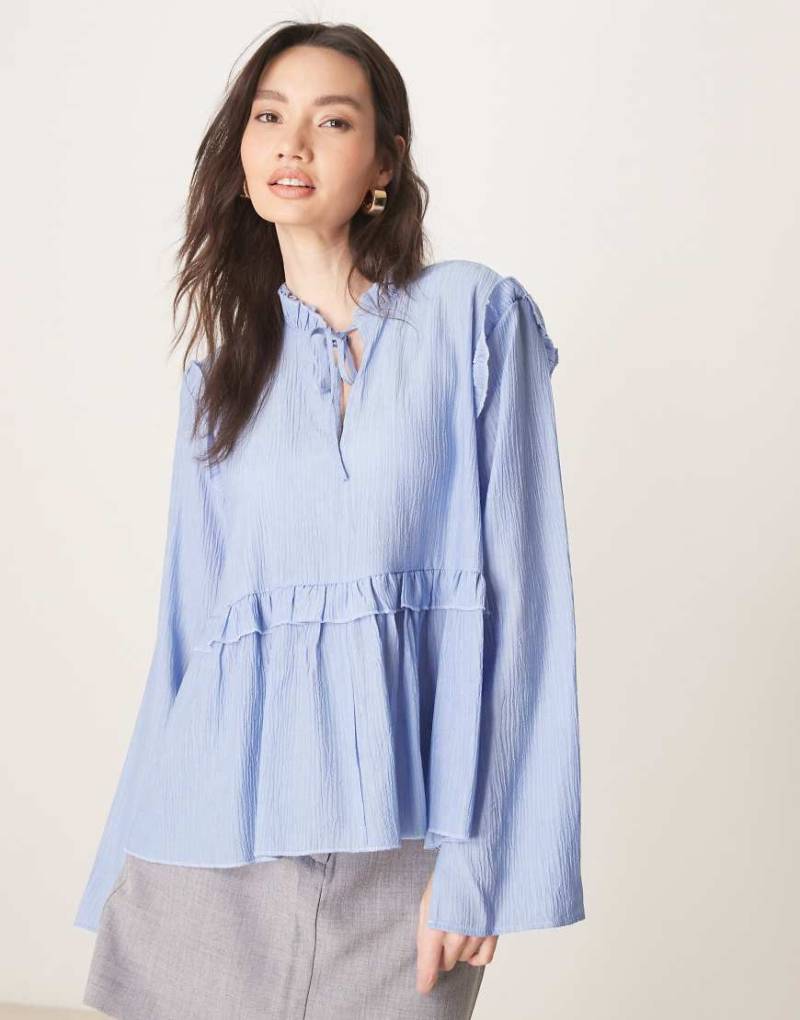 ASOS DESIGN - Hängeroberteil in Blau mit gebundenem Ausschnitt und Rüschen ASOS DESIGN - Hängeroberteil in Blau mit gebundenem Ausschnitt und Rüschen von ASOS DESIGN