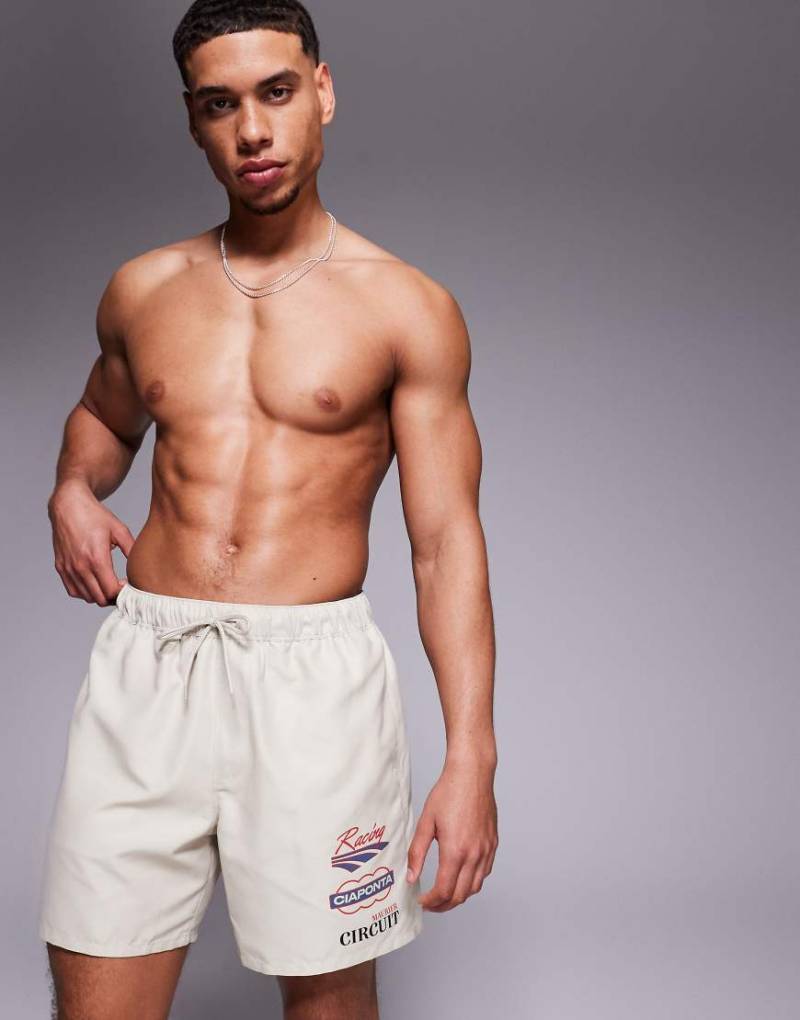 ASOS DESIGN - Halblange Badeshorts in Beige mit platziertem Print-Neutral von ASOS DESIGN