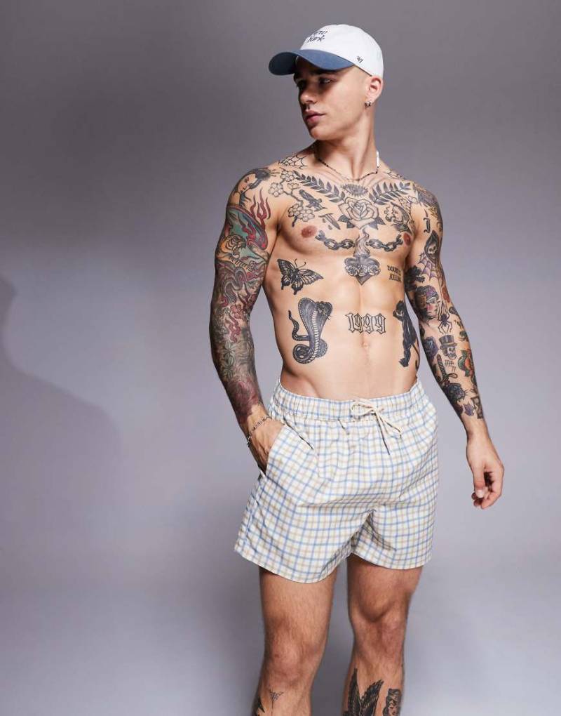 ASOS DESIGN - Halblange Badeshorts in Blau kariert von ASOS DESIGN
