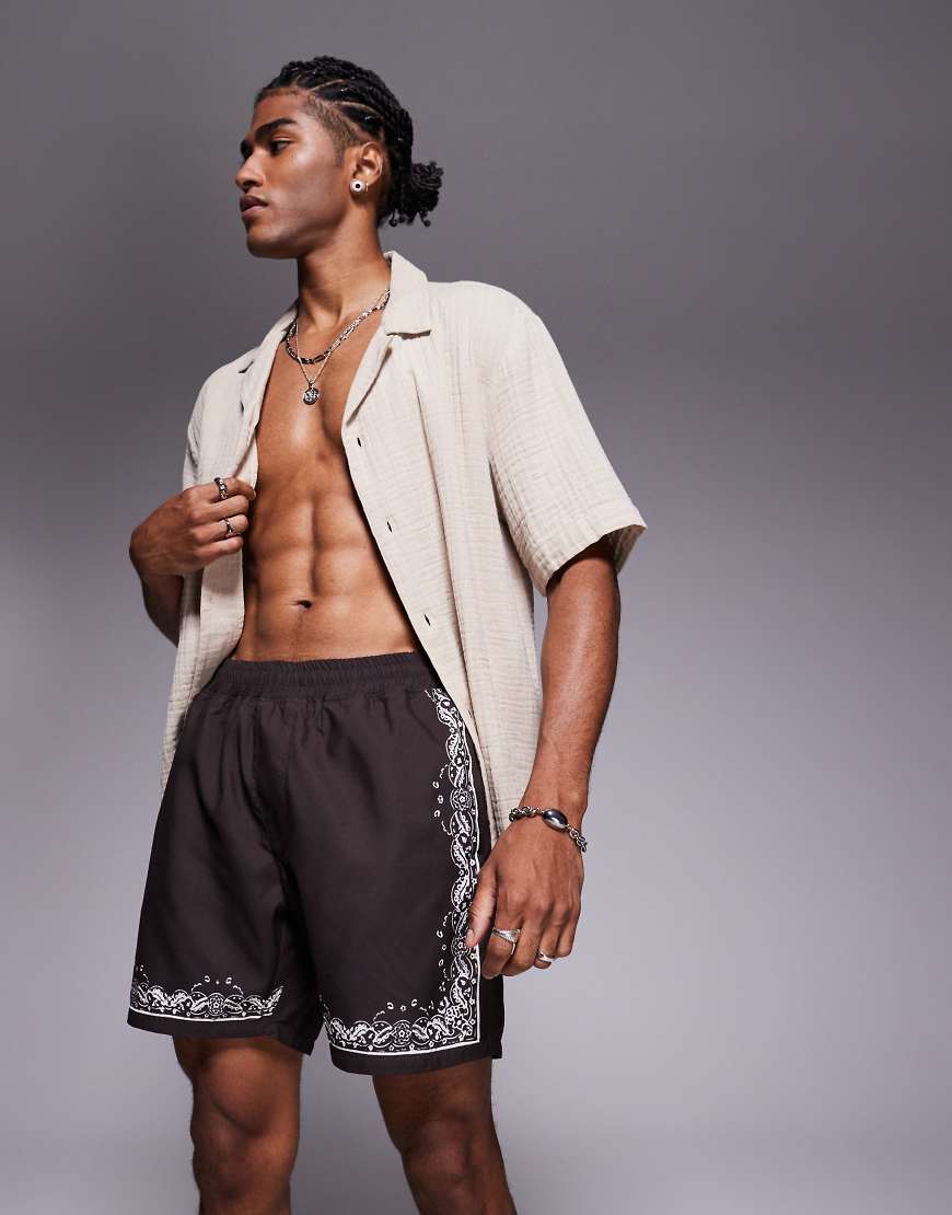 ASOS DESIGN - Halblange Badeshorts in Braun mit gemustertem Rand von ASOS DESIGN