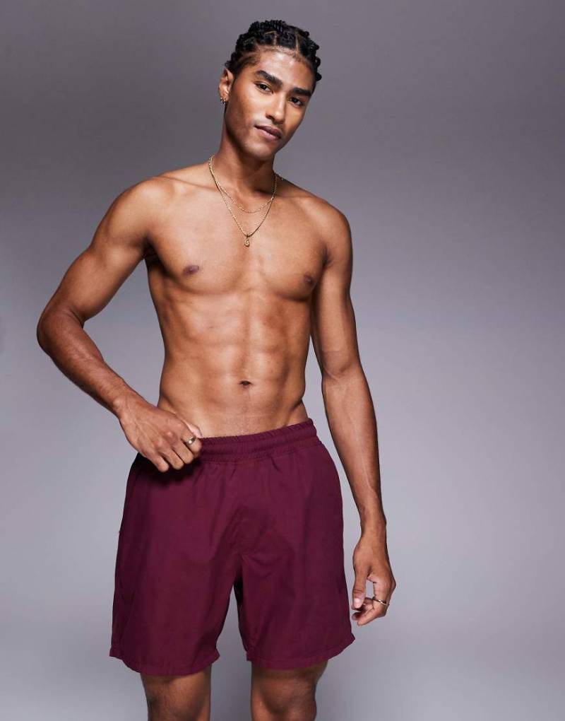 ASOS DESIGN - Halblange Badeshorts in Burgunderrot von ASOS DESIGN