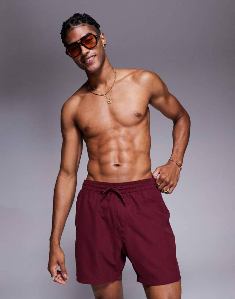 ASOS DESIGN - Halblange Badeshorts in Burgunderrot von ASOS DESIGN