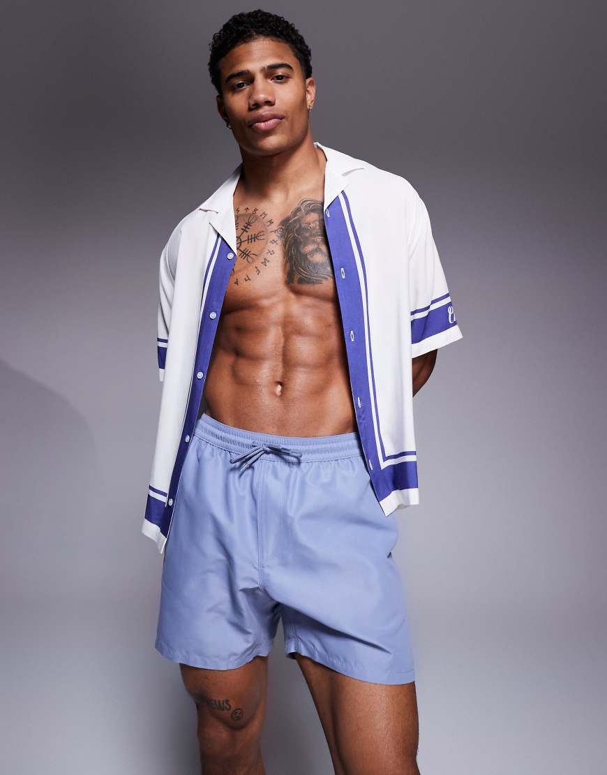 ASOS DESIGN - Halblange Badeshorts in Grau ASOS DESIGN - Halblange Badeshorts in Grau von ASOS DESIGN