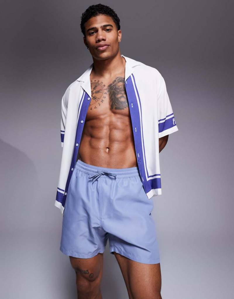 ASOS DESIGN - Halblange Badeshorts in Grau von ASOS DESIGN