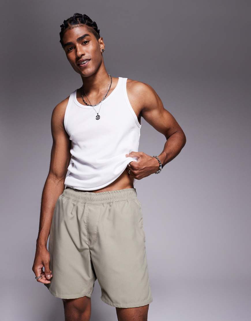 ASOS DESIGN - Halblange Badeshorts in Khaki-Grün ASOS DESIGN - Halblange Badeshorts in Khaki-Grün von ASOS DESIGN