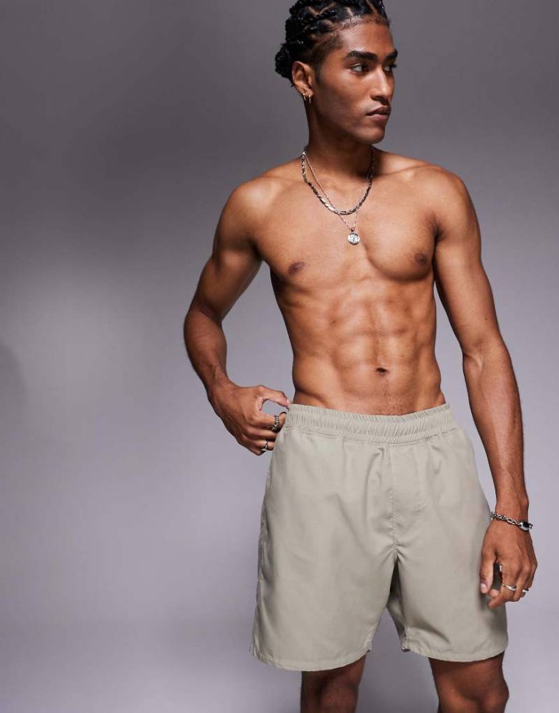 ASOS DESIGN - Halblange Badeshorts in Khaki-Grün von ASOS DESIGN