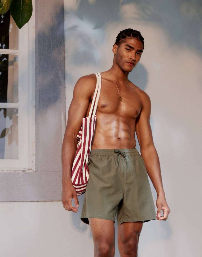 ASOS DESIGN - Halblange Badeshorts in Khaki-Grün von ASOS DESIGN