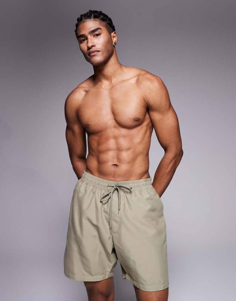 ASOS DESIGN - Halblange Badeshorts in Khaki-Grün von ASOS DESIGN