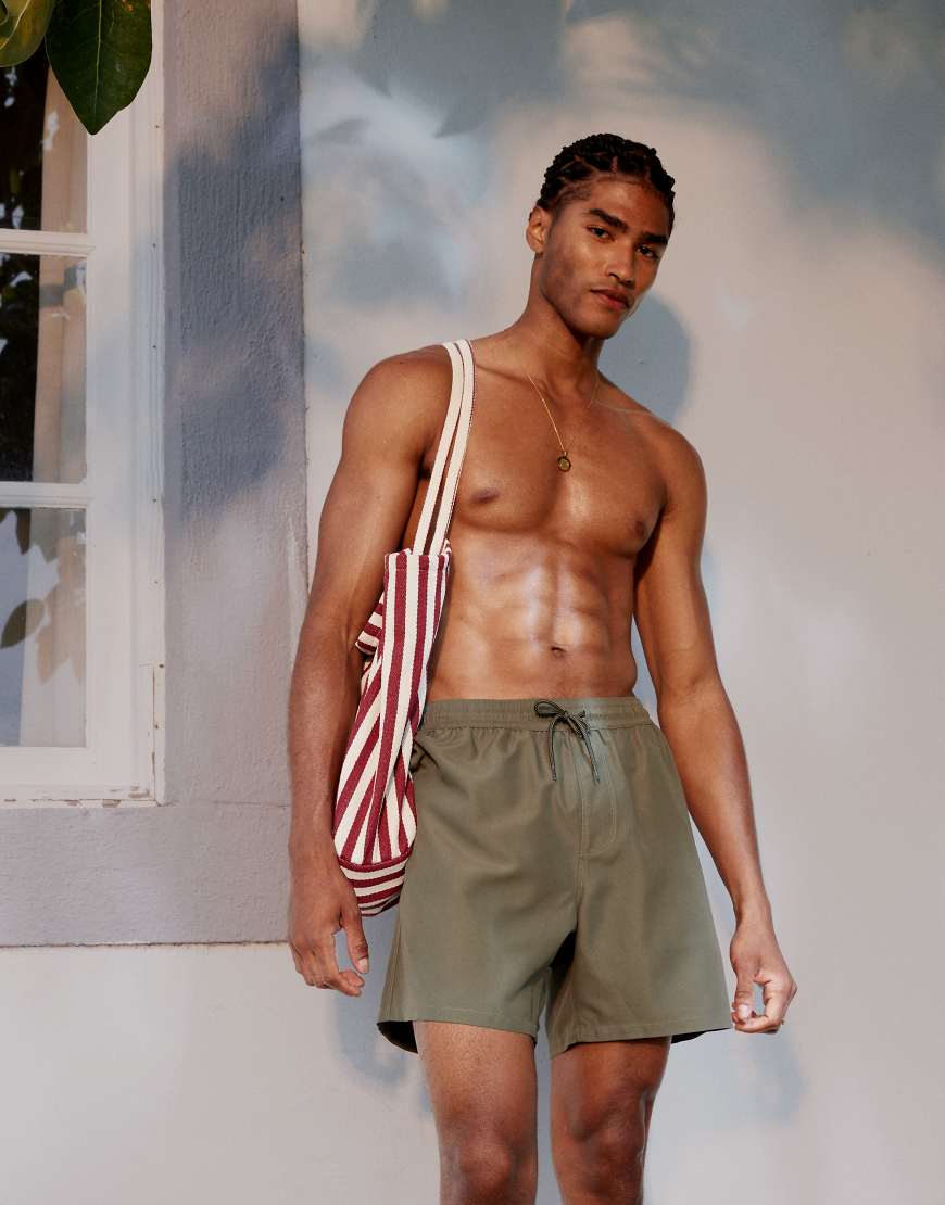 ASOS DESIGN - Halblange Badeshorts in Khaki-Grün von ASOS DESIGN