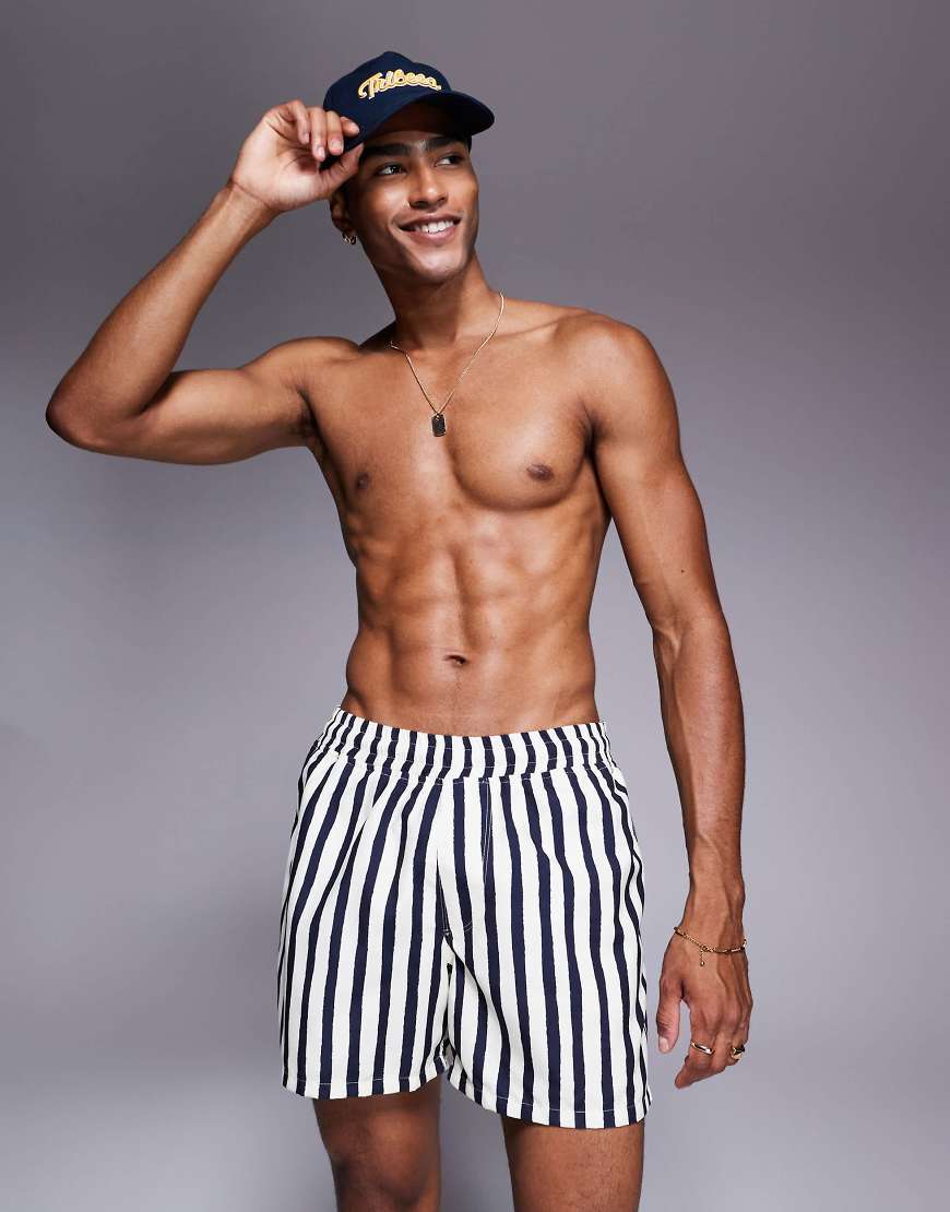 ASOS DESIGN - Halblange Badeshorts in Marineblau mit Streifen ASOS DESIGN - Halblange Badeshorts in Marineblau mit Streifen von ASOS DESIGN