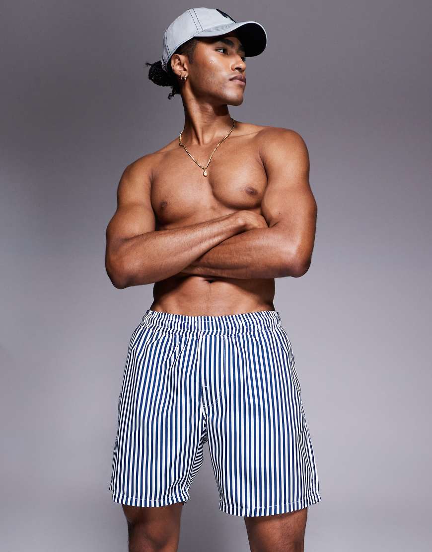 ASOS DESIGN - Halblange Badeshorts in Marineblau mit Streifen ASOS DESIGN - Halblange Badeshorts in Marineblau mit Streifen von ASOS DESIGN