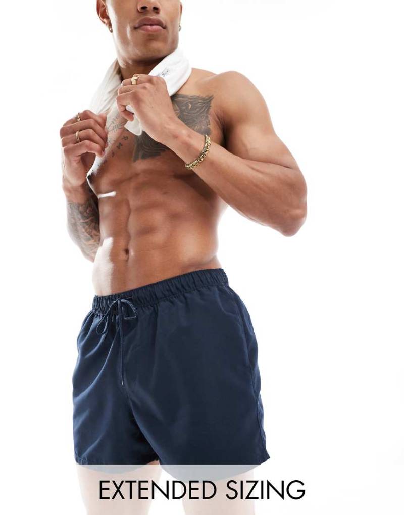ASOS DESIGN - Halblange Badeshorts in Marineblau von ASOS DESIGN