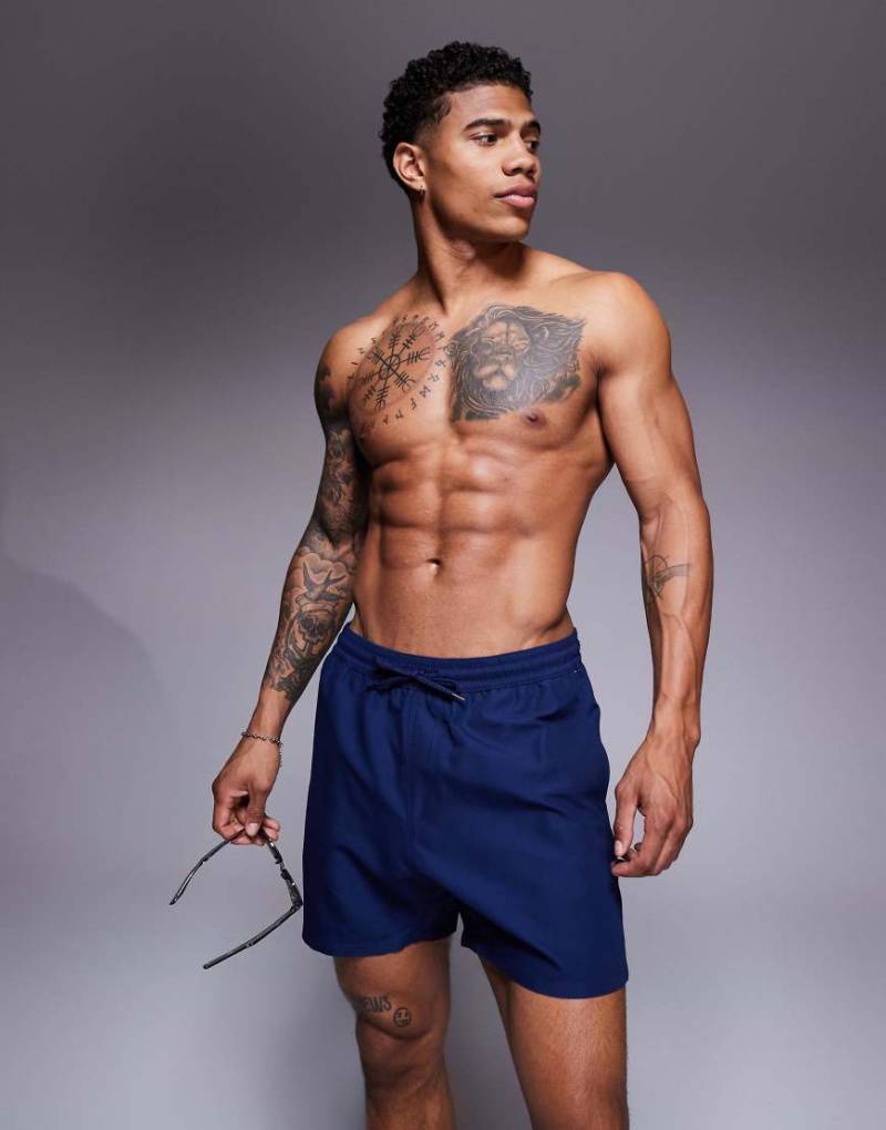 ASOS DESIGN - Halblange Badeshorts in Marineblau von ASOS DESIGN