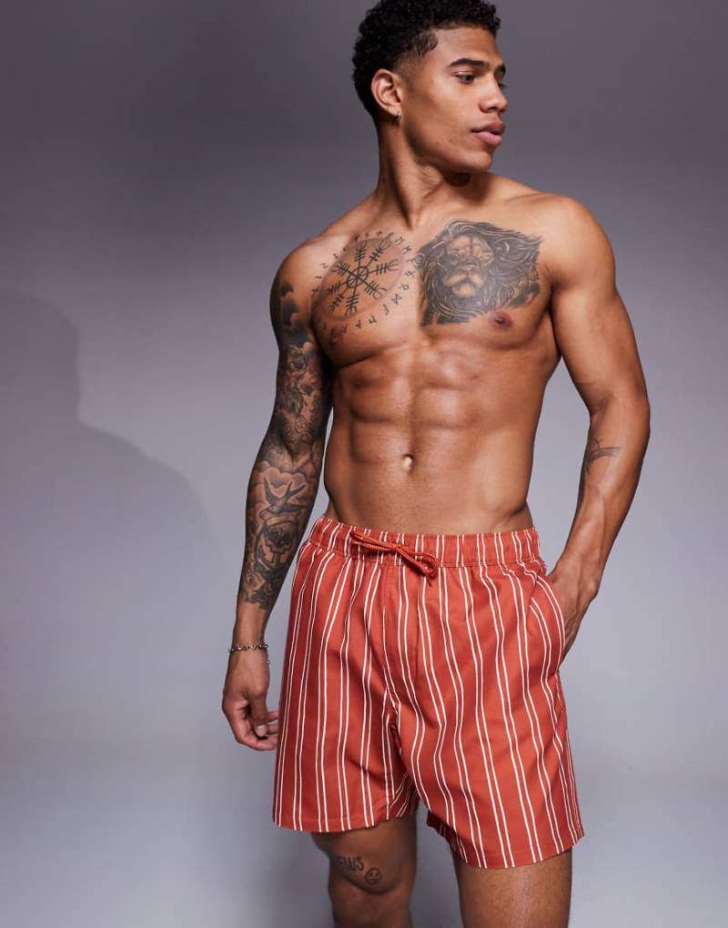 ASOS DESIGN - Halblange Badeshorts in Orange gestreift von ASOS DESIGN