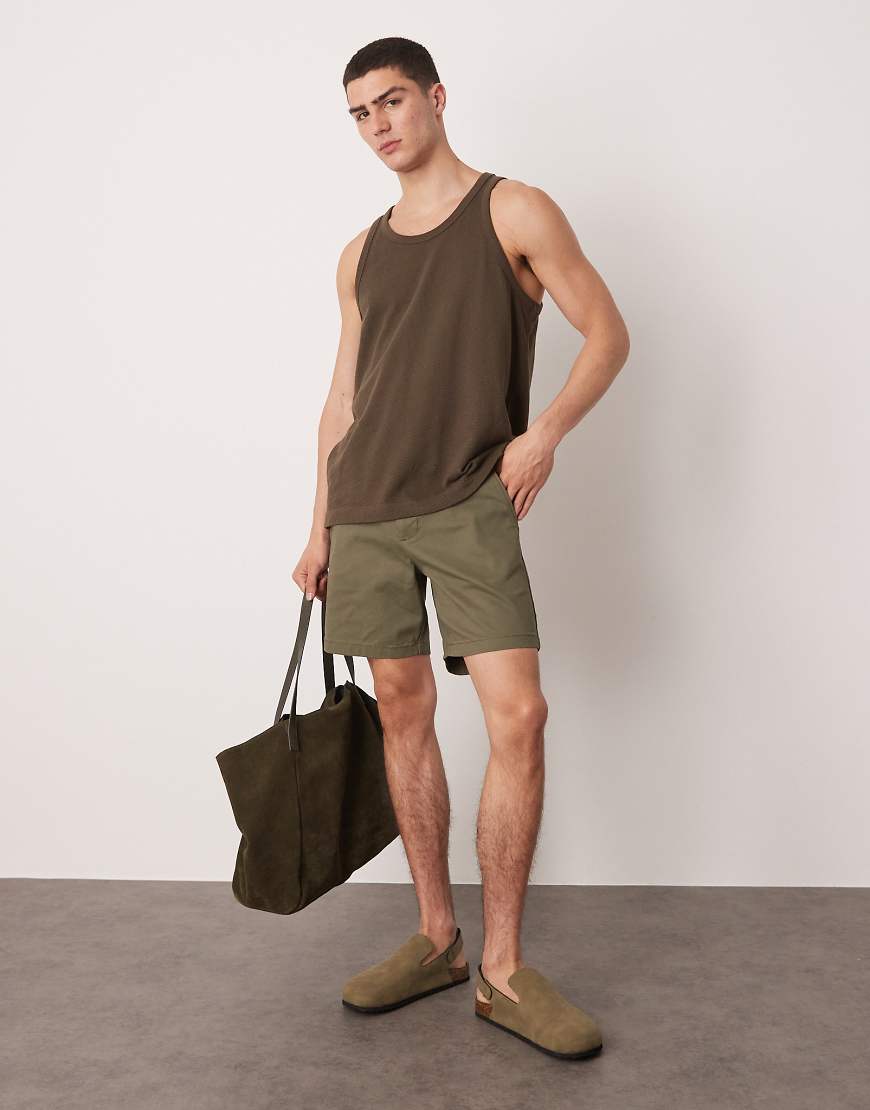 ASOS DESIGN - Halblange Chino-Shorts in Khaki mit engem Schnitt-Schwarz ASOS DESIGN - Halblange Chino-Shorts in Khaki mit engem Schnitt-Schwarz von ASOS DESIGN