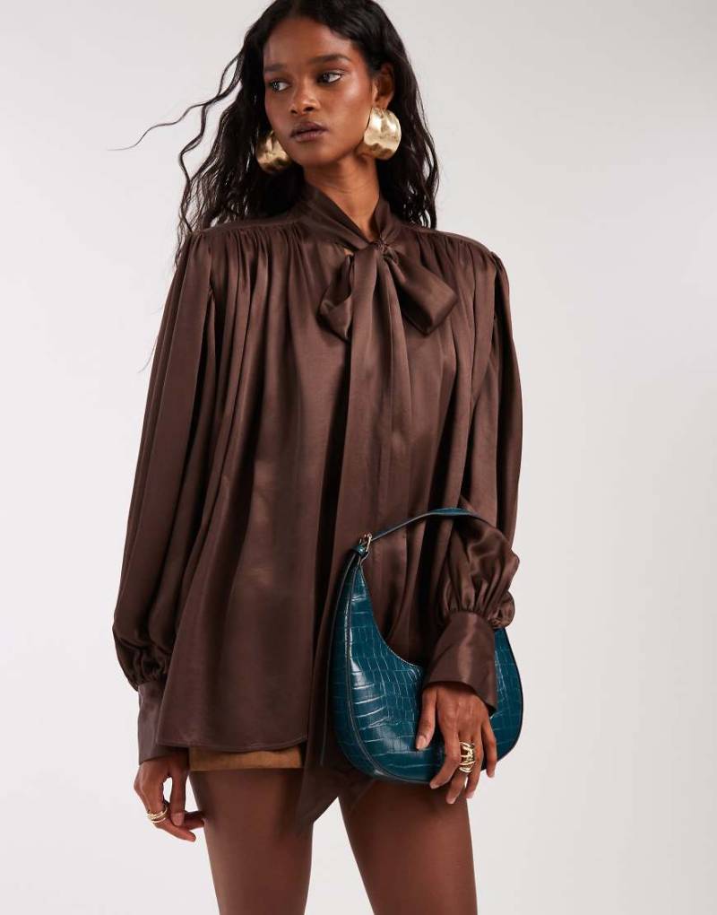 ASOS DESIGN - Halbmondförmige Schultertasche in dunklem Kroko-Türkis mit asymmetrischem Design und Schnallendetail-Blau von ASOS DESIGN