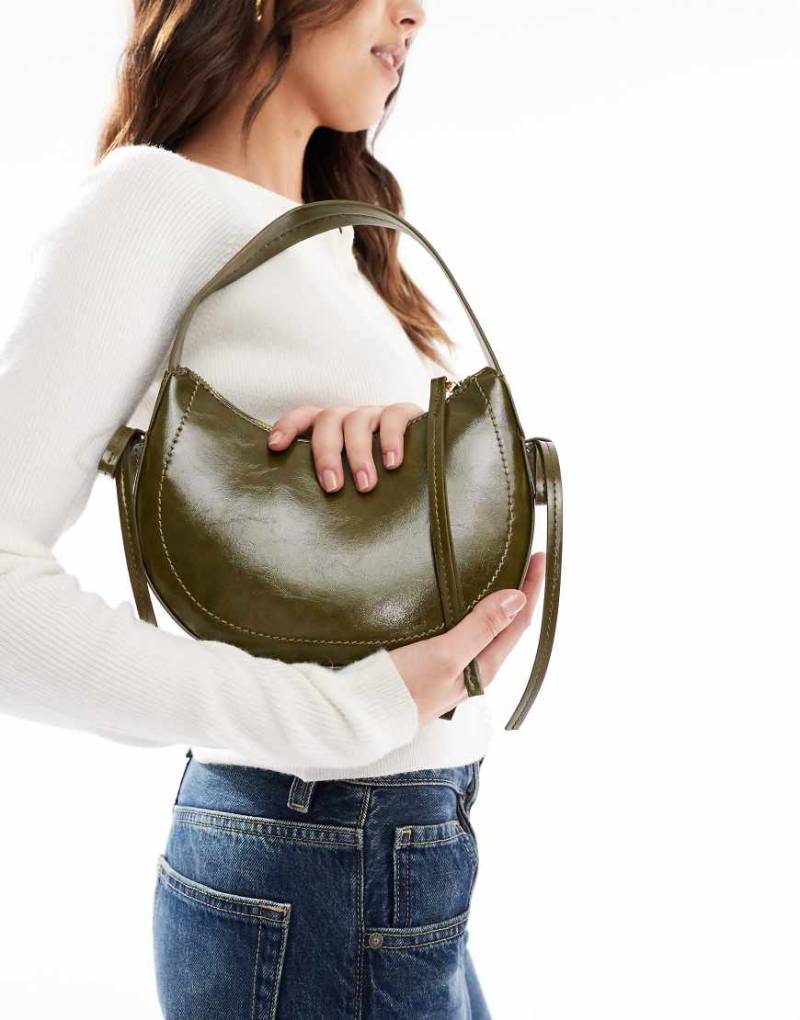 ASOS DESIGN - Halbmondförmige Schultertasche in dunklem Olivgrün mit seitlichem Schleifendetail ASOS DESIGN - Halbmondförmige Schultertasche in dunklem Olivgrün mit seitlichem Schleifendetail von ASOS DESIGN