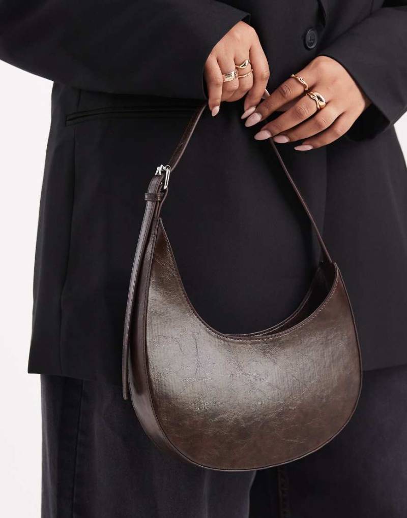 ASOS DESIGN - Halbmondförmige Schultertasche in verwaschenem Schokobraun mit asymmetrischem Design und Schnallendetail-Brown von ASOS DESIGN