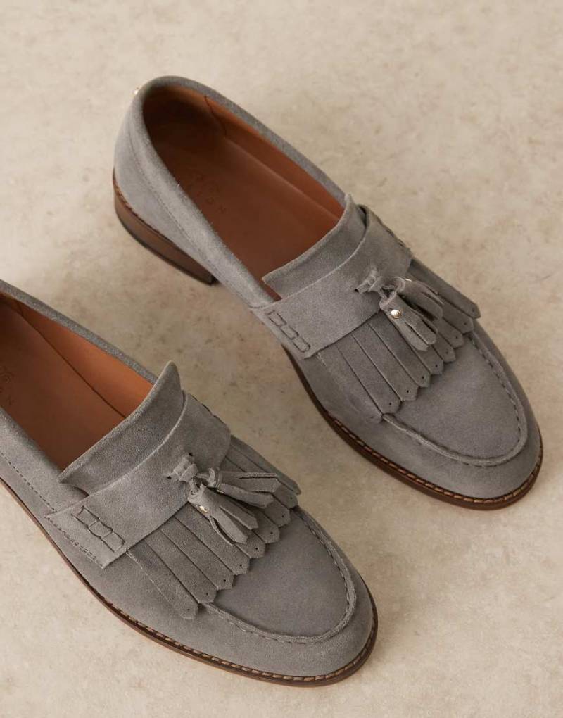 ASOS DESIGN - Halbschuhe aus grauem Wildleder mit Fransen und Bommel von ASOS DESIGN