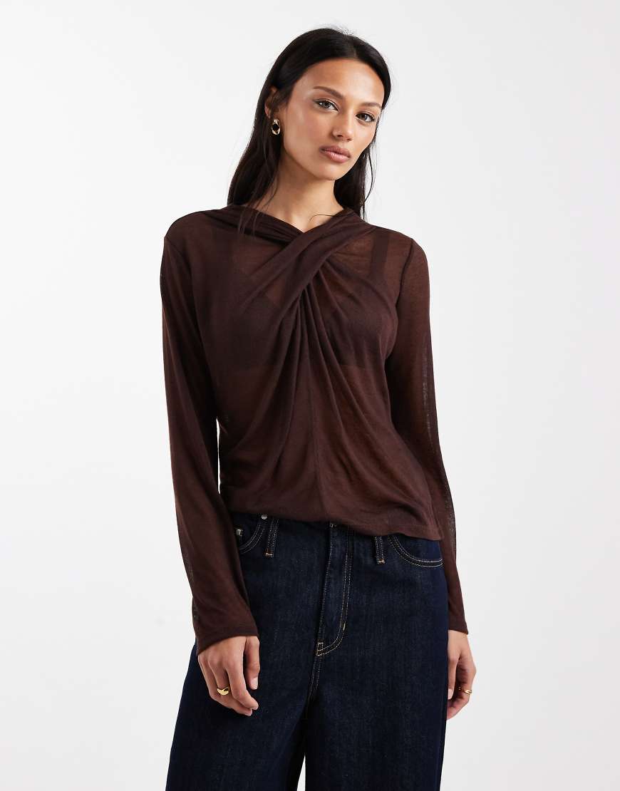 ASOS DESIGN - Halbtransparentes, langärmliges Oberteil in schokobrauner Strickoptik mit drapiertem Ausschnitt-Brown von ASOS DESIGN