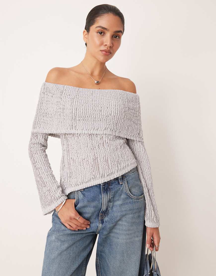 ASOS DESIGN - Halbtransparentes Bardot-Top in Grau aus Häkelstrick mit asymmetrischem Saum-Braun von ASOS DESIGN