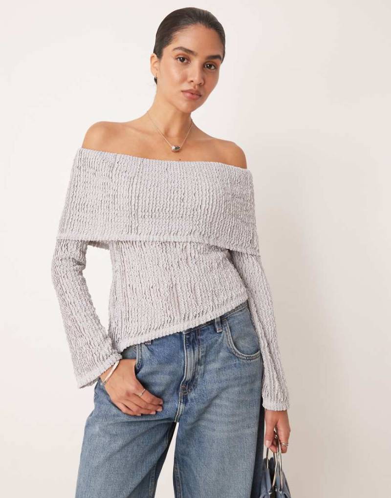 ASOS DESIGN - Halbtransparentes Bardot-Top in Grau aus Häkelstrick mit asymmetrischem Saum-Braun von ASOS DESIGN