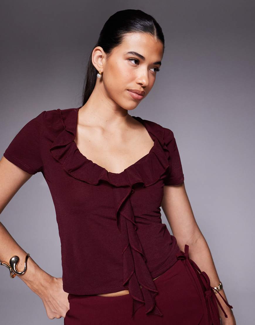 ASOS DESIGN - Halbtransparentes, kurzärmliges Oberteil in Beerenrot mit V-Ausschnitt und Rüschen auf der Vorderseite von ASOS DESIGN