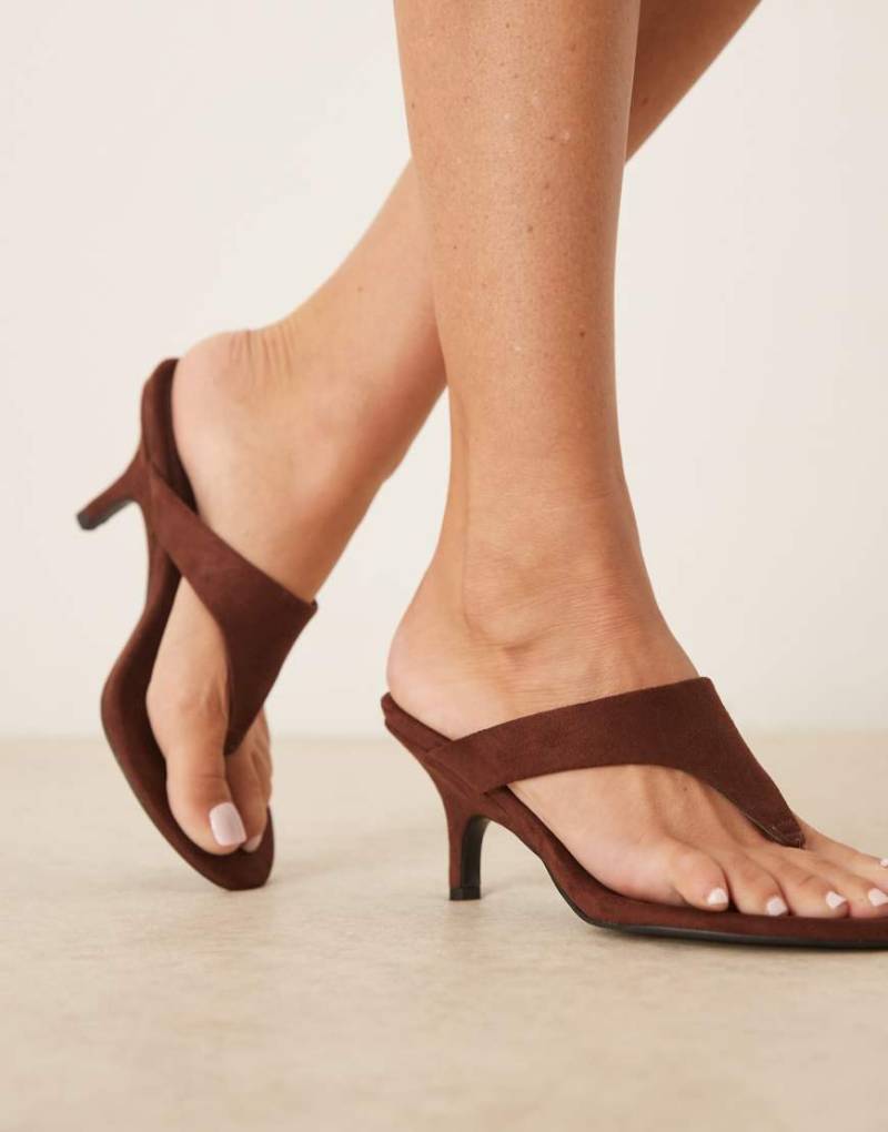 ASOS DESIGN - Hale - Zehenstegsandalen aus Wildlederimitat in Schokobraun mit mittelhohem Absatz von ASOS DESIGN