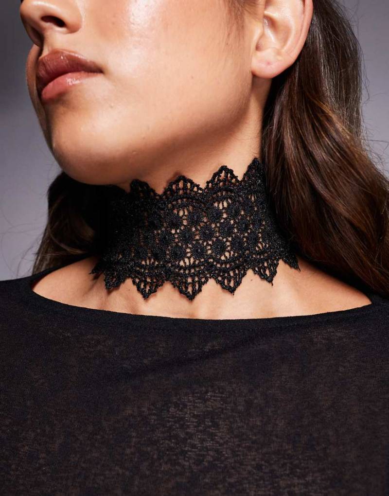 ASOS DESIGN - Halloween - Breites Choker-Halsband in Schwarz aus Spitze von ASOS DESIGN