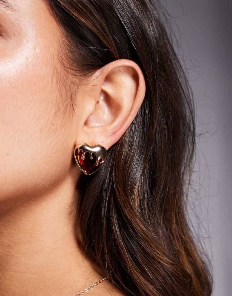 ASOS DESIGN - Halloween - Goldfarbene Ohrstecker mit herzförmigem Schmuckstein in tropfender Optik von ASOS DESIGN