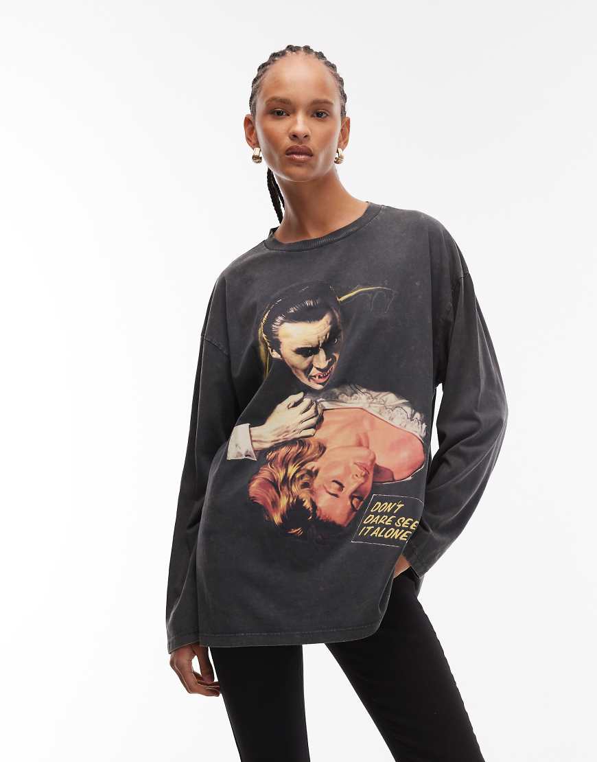 ASOS DESIGN - Halloween - Langärmliges Skater-Shirt in verwaschenem Grau mit Dracula-Kuss-Lizenzprint ASOS DESIGN - Halloween - Langärmliges Skater-Shirt in verwaschenem Grau mit Dracula-Kuss-Lizenzprint von ASOS DESIGN